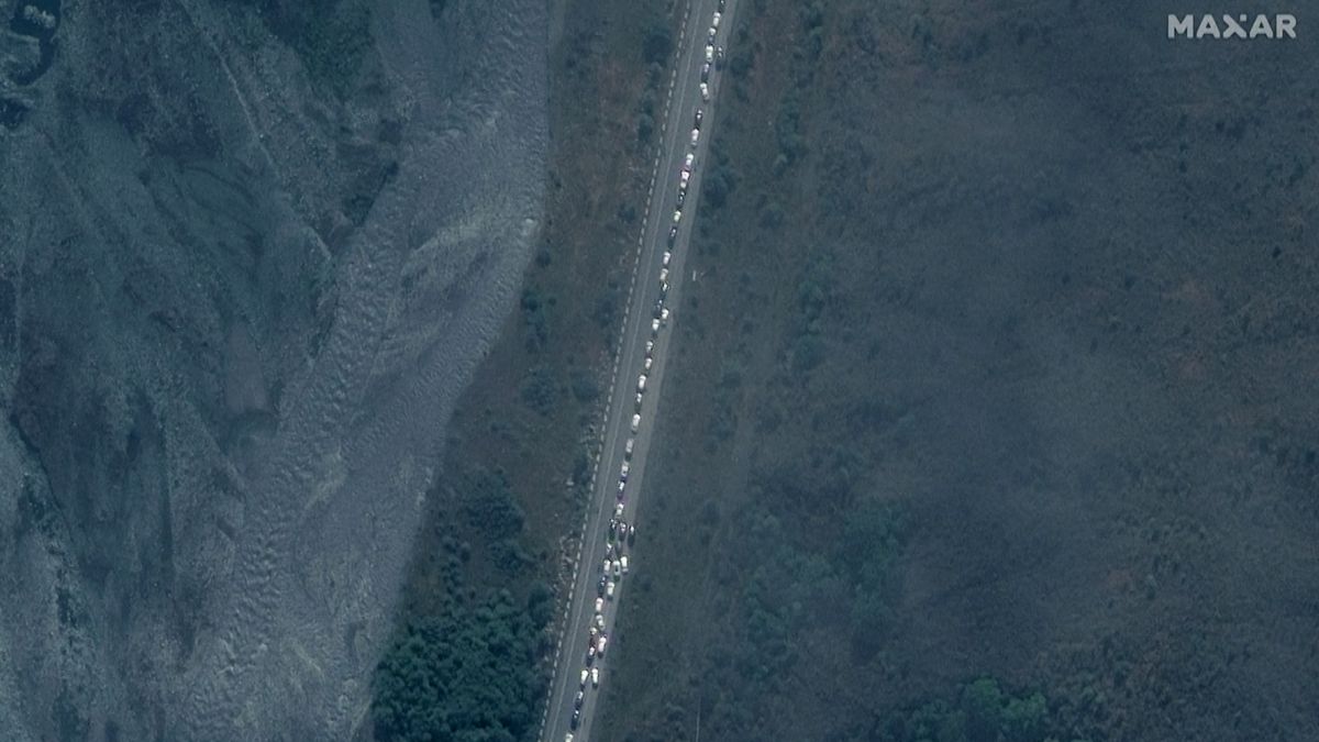 Satelitní snímky ukazují masivní úprk Rusů do Gruzie